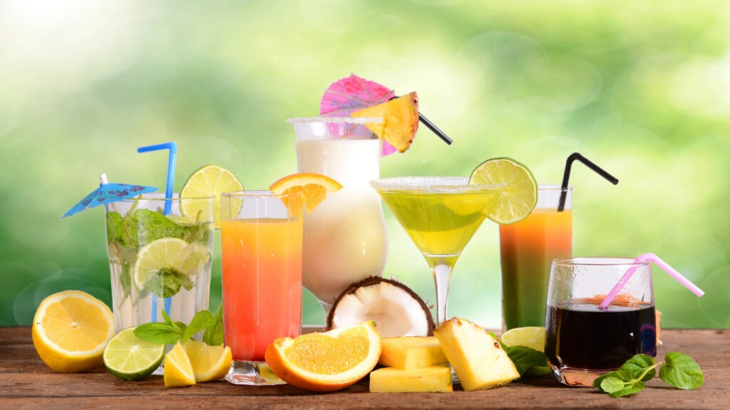A moda dos drinks com menos álcool: por que os cocktails low ABV estão dominando as cartas de bar
