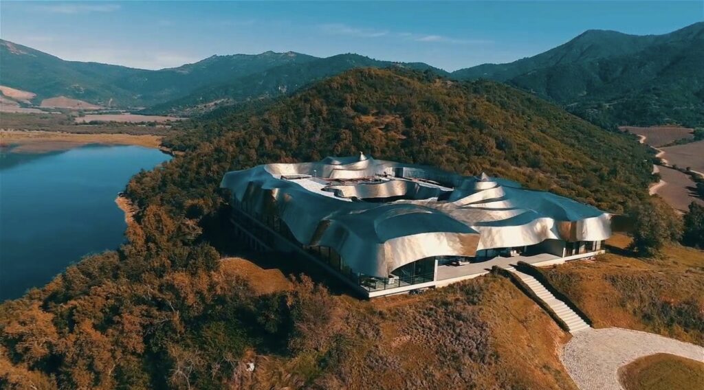 A vinícola que chocou o mundo: Vik supera gigantes e é coroada a melhor do planeta em 2025