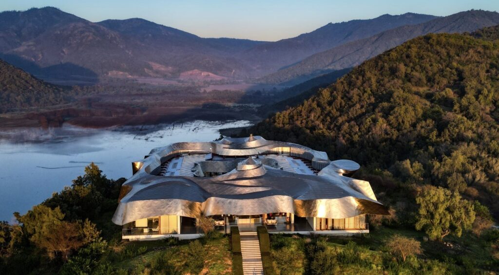 A arquitetura icônica da Viña Vik, com seu telhado de titânio ondulado, integra arte e paisagem no coração do Vale de Millahue.