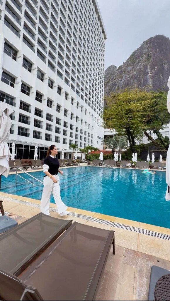 Piscina aberta ao oceano e o contorno do Morro Dois Irmãos 