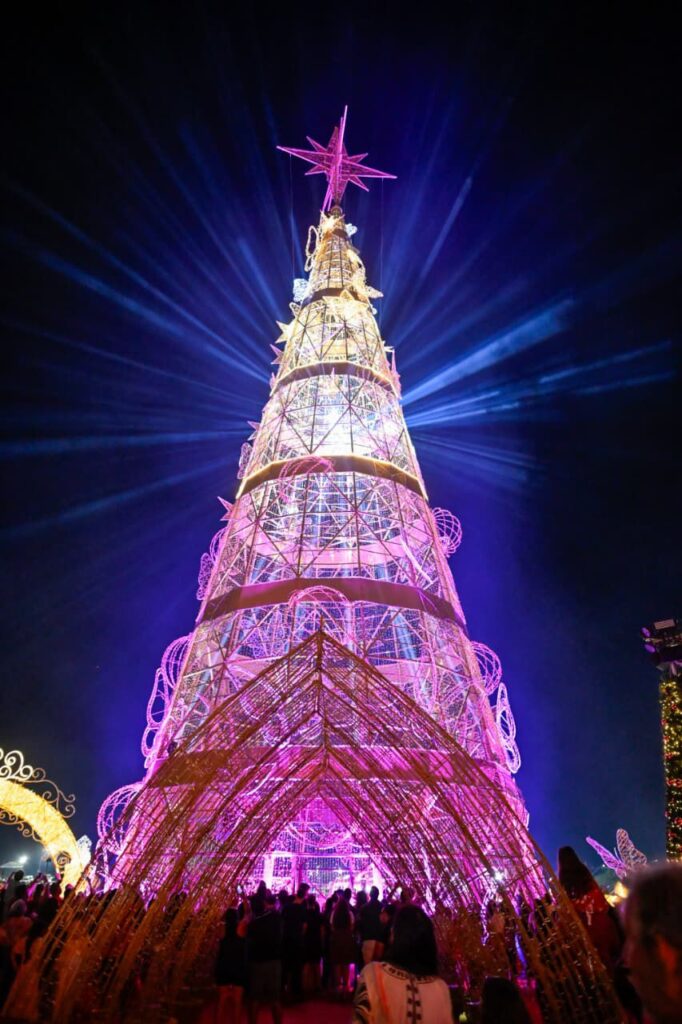 A tradicional Árvore de Natal de 40 metros 