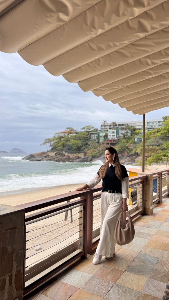 Tabita na varanda do hotel sheraton a frete do mar 