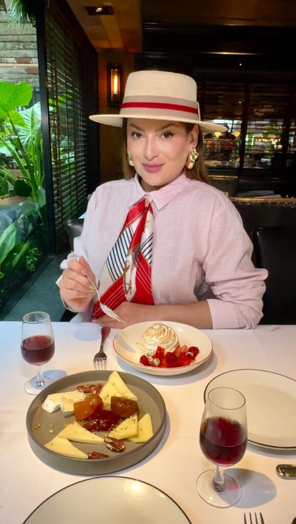 As sobremesas do Happening preservam a memória afetiva portenha. Merengue tostado, frutas frescas, queijos e doces regionais encerram a refeição com delicadeza e tradição.