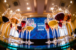 Taças alinhadas para a avaliação sensorial dos rótulos de vinhos inscritos no Brazil Wine Challenge, que reúne vinhos de diferentes países e estilos.