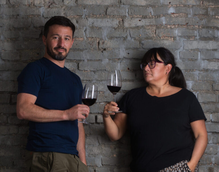 Sorrell Moseley-Williams e Mauricio Vegetti brindam com taças de vinho