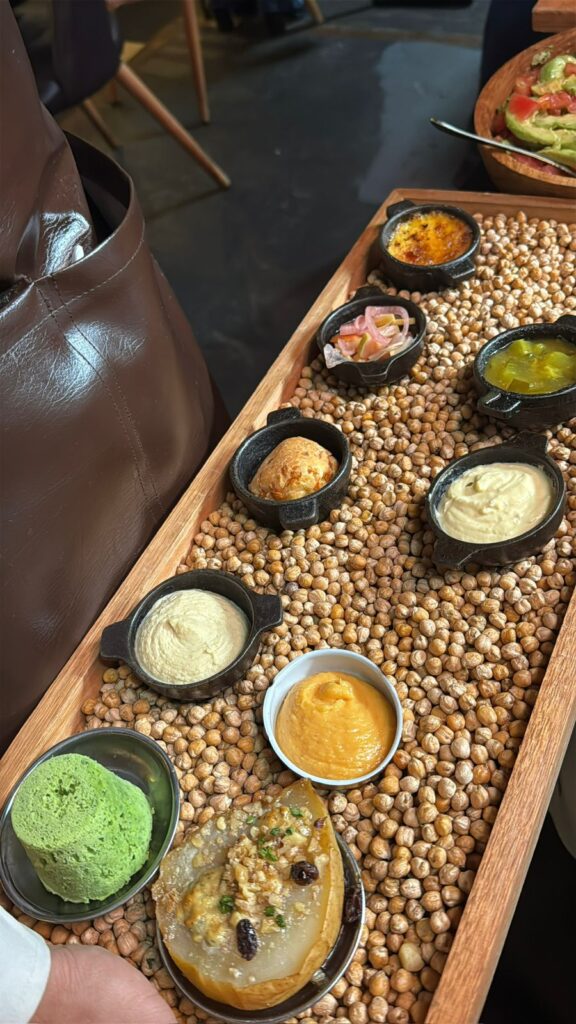 Detalhe da fartura à mesa: cerca de 15 acompanhamentos diferentes, entre purês, cremes, frutas assadas e preparações tradicionais.
