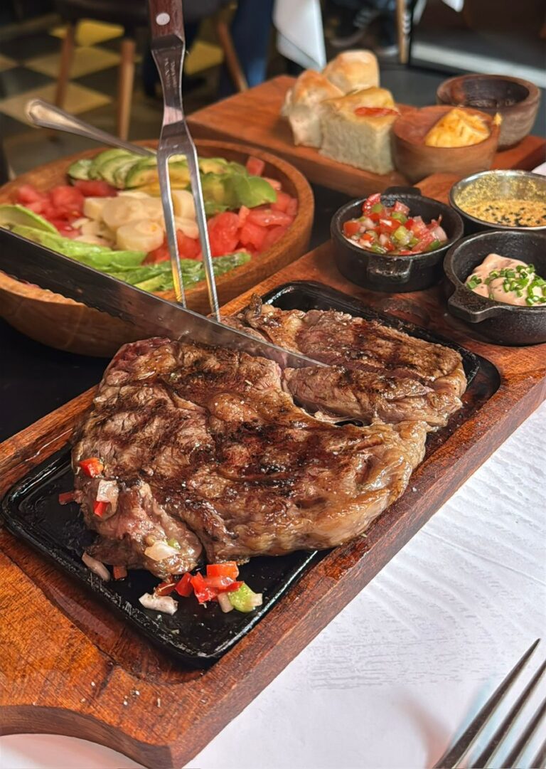 O ritual da parrilla argentina ganha protagonismo na La Cabrera, com cortes preparados na brasa e servidos para compartilhar.