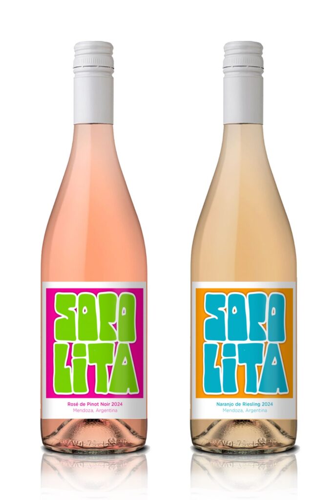 Duas garrafas da linha Sorolita, sendo um rosé de Pinot Noir e um vinho laranja de Riesling, posicionadas lado a lado, destacando os rótulos coloridos e a proposta contemporânea da SOROL Wines.