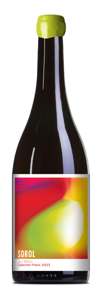 Garrafa do vinho Sorol JAI Cabernet Franc 2023 com rótulo artístico em tons vibrantes.