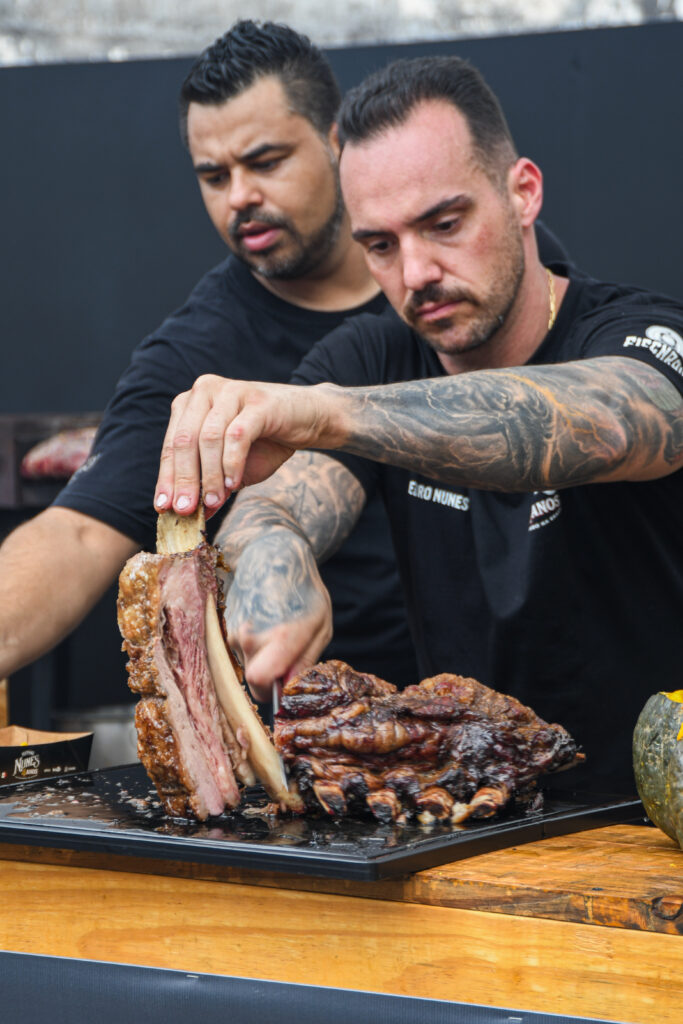 Costela com sete horas de cocção, acompanhada de creme de cabotiá e queijo, apresentada por Pedro Nunes durante o festival.