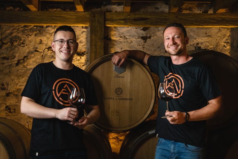 Os enólogos Lucas Foppa e Ricardo Ambrosi, sócios da Foppa & Ambrosi, em retrato que representa a trajetória da vinícola entre Garibaldi e o Napa Valley.