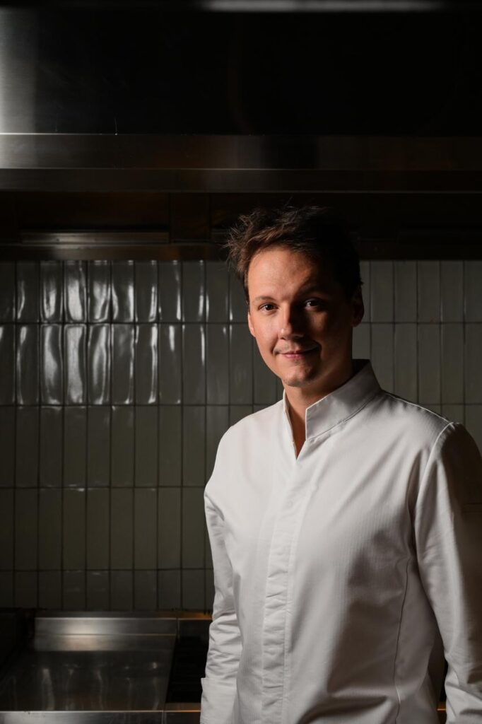 Chef Ian Baiocchi, responsável pelo restaurante Íz, em Goiânia, eleito o 12º melhor restaurante do Brasil pela EXAME Casual 2026.