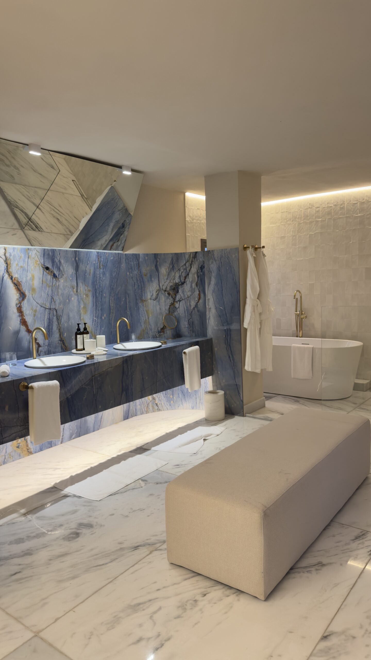 Quarto da Suíte 01 do Íz Hotel Conceito, em Goiânia, com cama Super King, decoração contemporânea e varanda privativa com hidromassagem ao fundo.