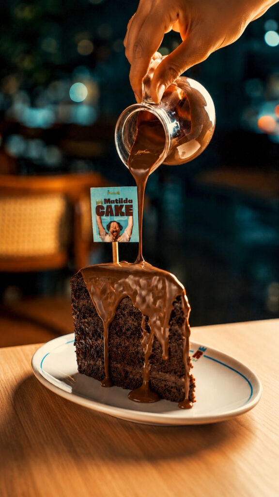 Bolo Matilda coberto com calda de chocolate do Recreio Bar em Goiânia.