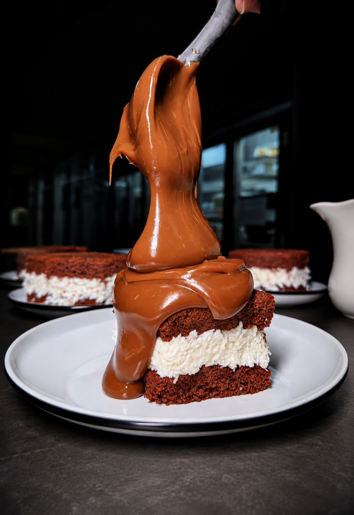 Bolo Prestígio servido na Tchella Patisserie em Goiânia.