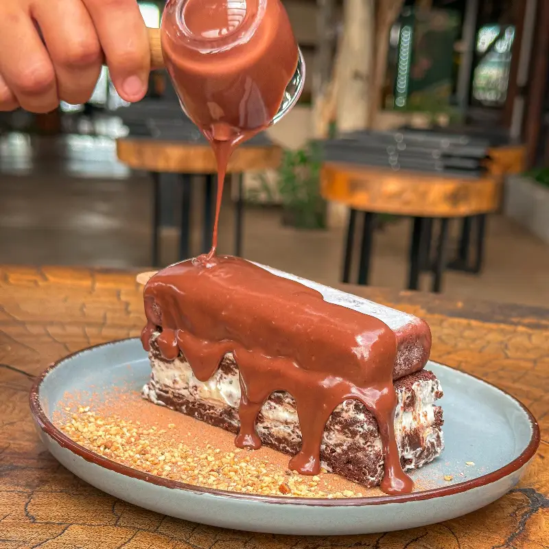 Brownie Parrillero servido na MELT Cozinha de Fogo em Goiânia.
