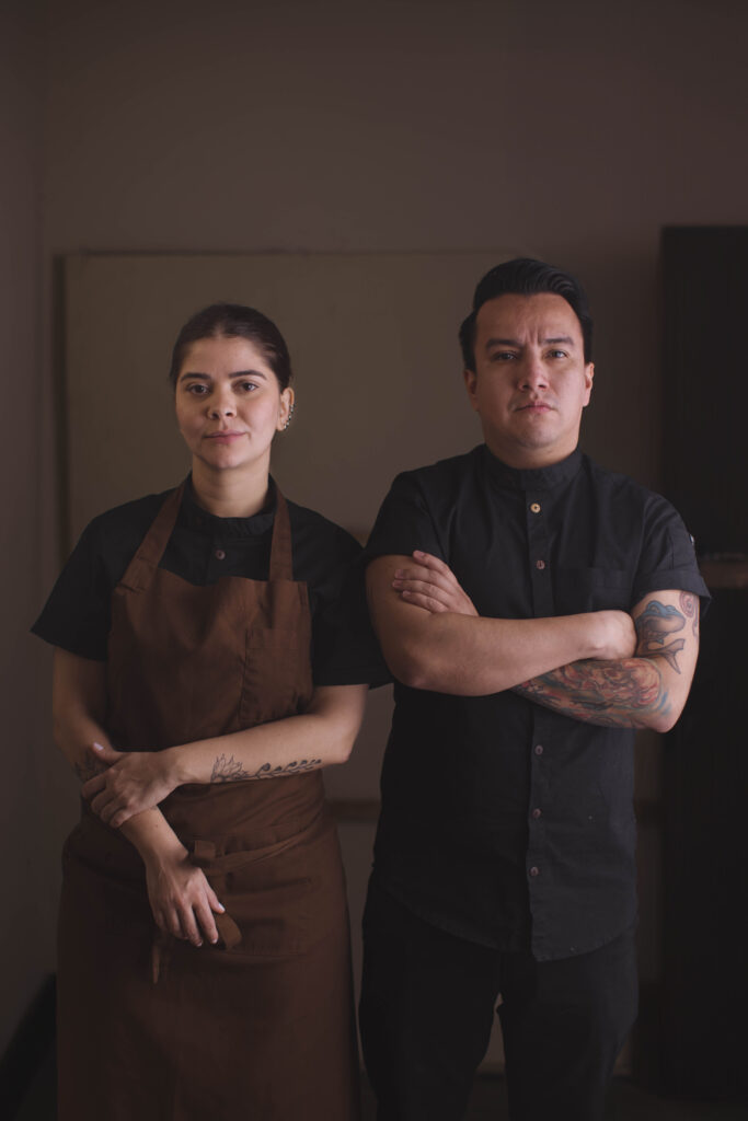 Os chefs Eduardo Ortiz e Luana Sabino, fundadores do restaurante Metzi, em São Paulo.