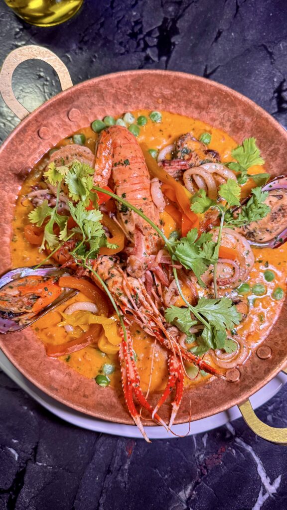 Paella de Lujo servida no Voya Goiânia durante a temporada ibérica