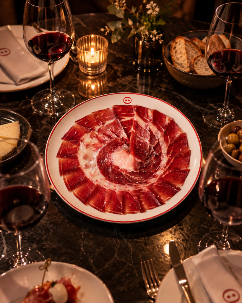 Goiânia recebe jantar de luxo de R$ 1.394 com vinhos Vega Sicilia e um dos jamóns mais famosos do mundo